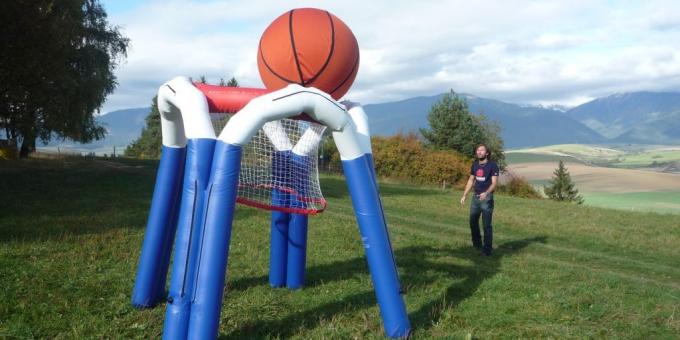 Mega basketball