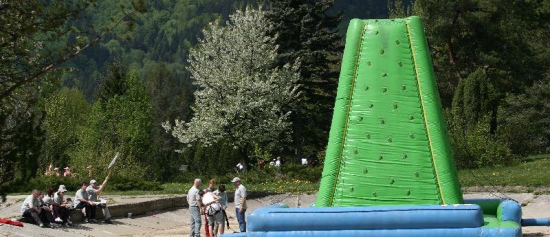 Inflatable climbing wall